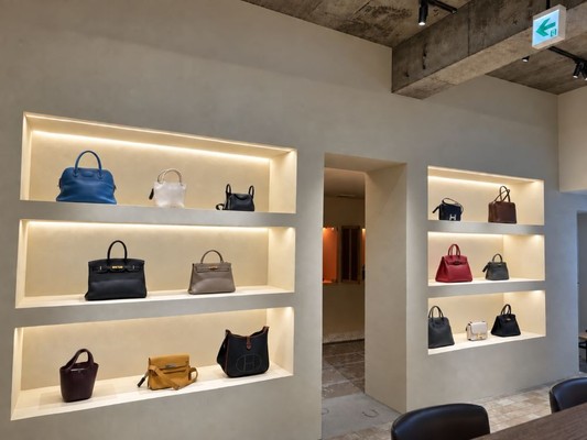 銀座のエルメス専門店「H3 VINTAGE」、10月1日より7つの革を揃えた店頭企画を開始
