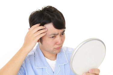 10代～60代の男女それぞれ200人に薄毛に関するアンケート実施 　他人の髪が気になる人は男女ともに約半数！ 本人にそのことを伝えられる？