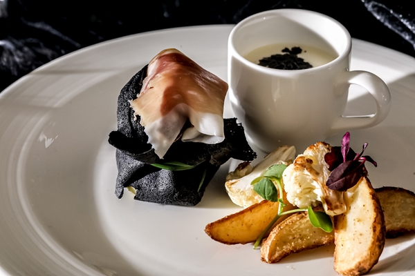 フードプレート:ズワイガニとポテトのオモニエール イタリア産生ハムを添えて / ビシソワーズ / カリフラワーとポテトのフリット