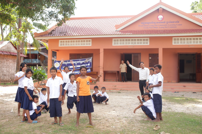 学校を中途退学した子どもたちが学ぶ寺子屋（カンボジア）