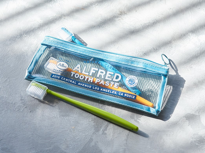 【NEW】「歯ブラシポーチ Alfred」価格：319円／サイズ：W22×H8cm／クリアな素材感が夏らしい歯ブラシ用 ポーチ。