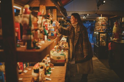 クリスマスマーケットでお気に入りのアイテムを探す楽しみ