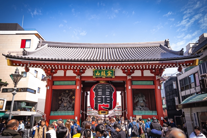 いつも賑わう浅草寺雷門