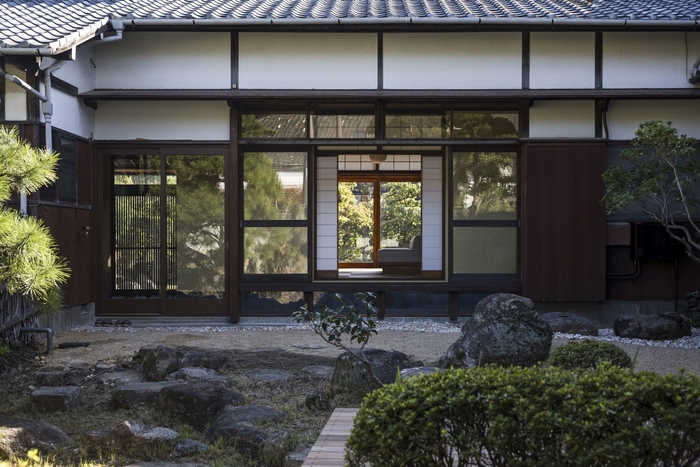 窓を開けると風の通り抜ける母屋