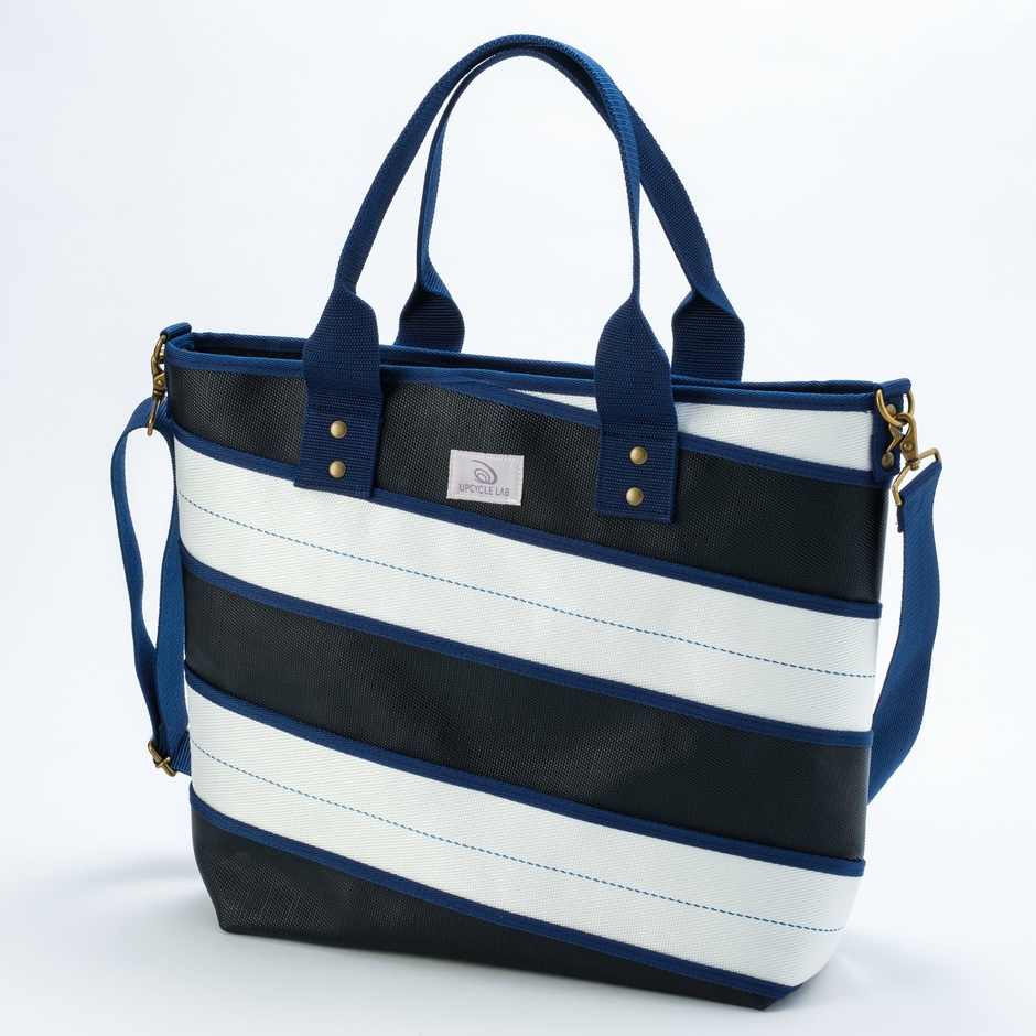 廃棄消防ホースでできた耐久性・耐水性に優れたトートバッグ