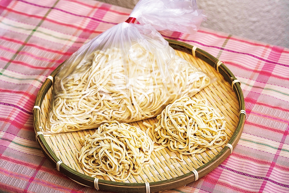 【タイラ製麺所】「自家製沖縄そば手揉み麺」（スープ付）