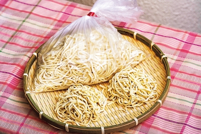 【タイラ製麺所】「自家製沖縄そば手揉み麺」（スープ付）