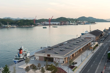 尾道水道に映る夜景をバックに、ONOMICHI U2でカウントダウンパーティ。新年を祝いシャンパンで乾杯！