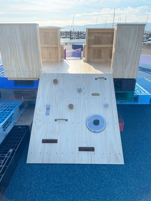 廃材を再利用した階段