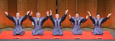 （左から）：伊藤伸二（盛岡劇場館長）、南部利文（南部家の第46代当主）、三浦宏（岩手日報社相談役）、谷藤裕明（盛岡市長）、眞下卓也（IBC岩手放送代表取締役社長）