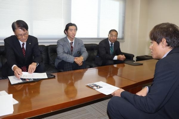 加計理事長（右）に全日本選手権3位を報告する上村選手（左から2人目）