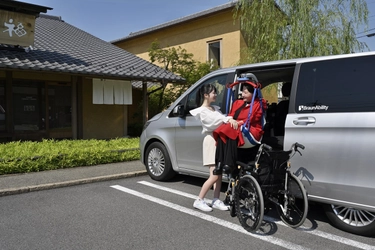 (株)モリトーの車搭載型リフト販売数1.8倍に　 車いすから助手席へ楽々移動で家族と楽しいカーライフを