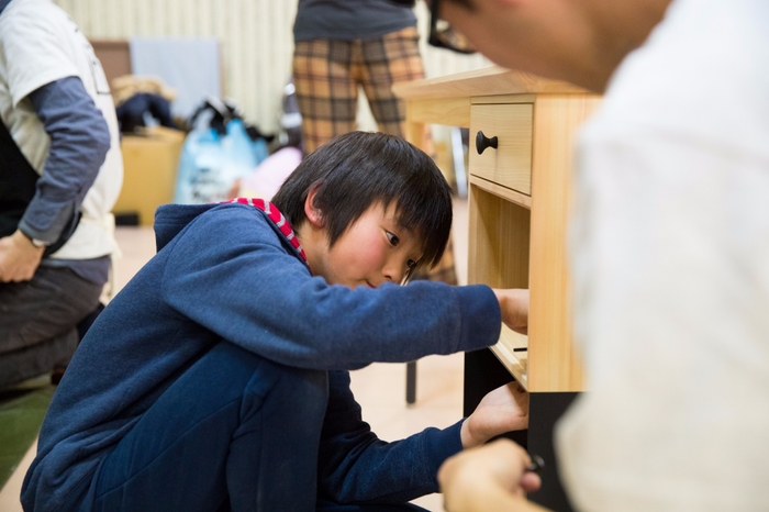 親子でつくえ組み立て3