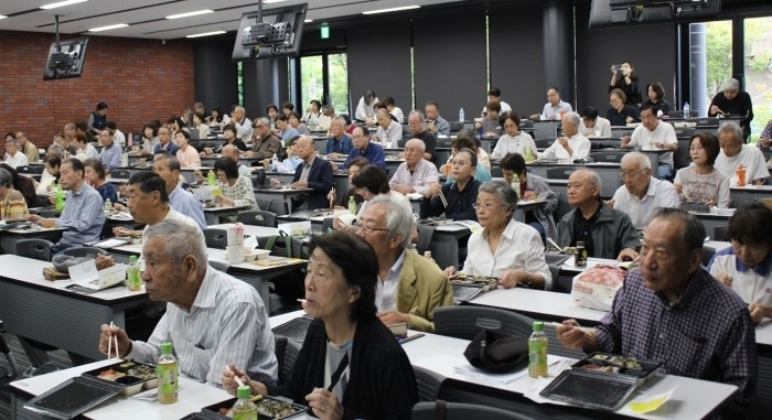 令和7年（2025年）の市民公開講座で近大アンチエイジング弁当を提供した様子
