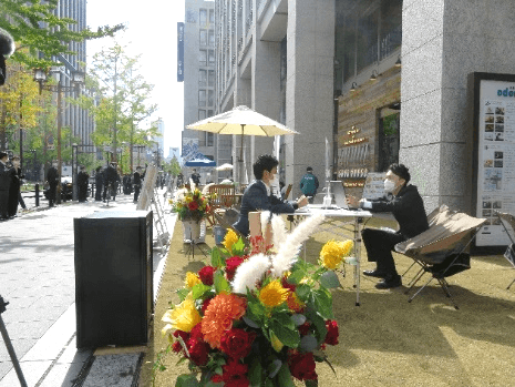 淀屋橋odona前 芝生化の様子
