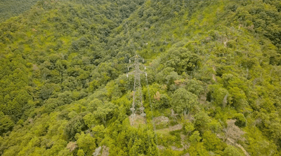 ＜送電線を無人巡視するSkydio X10が撮影した画像