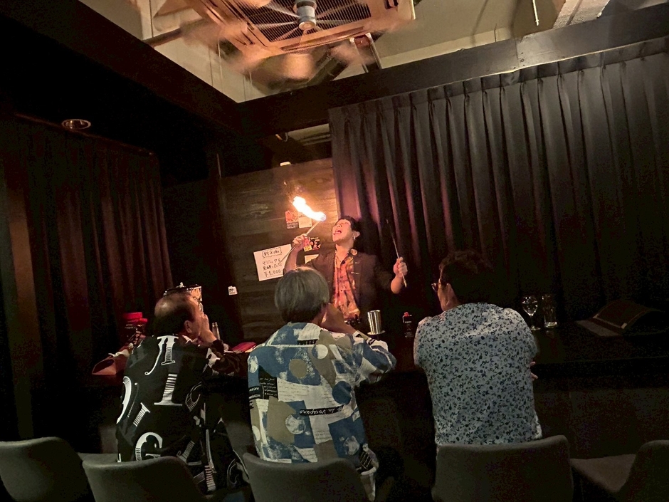 目の前で繰り広げられる、カードマジック・ファイヤー、そして時にはハトも登場する本格マジック。