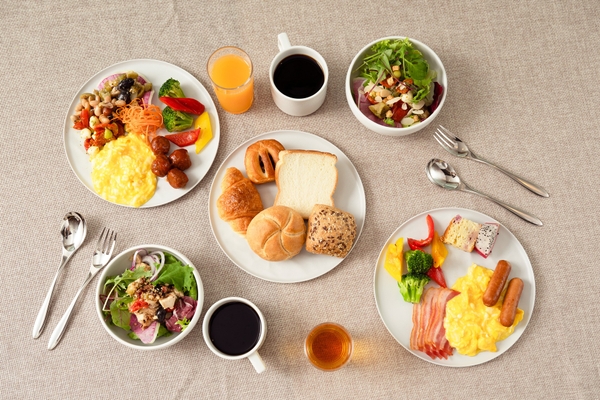 連泊のお客様にもご満足いただけるよう、豊富なビュッフェ料理をご用意しています。その日のご気分に合わせて、洋食・和食をお好みのスタイルでお楽しみください。