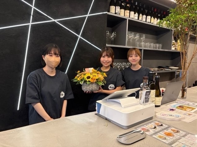 店長のすみれさん（真ん中）スタッフ（両サイド）