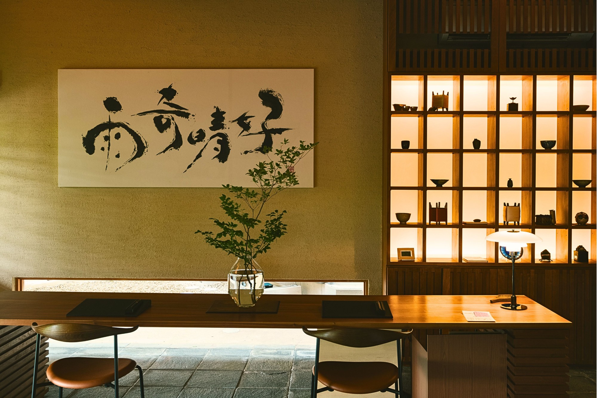 チェックイン・チェックアウトはこちらの「寄付き」にて。お休み前にはナイトキャップもご用意しております