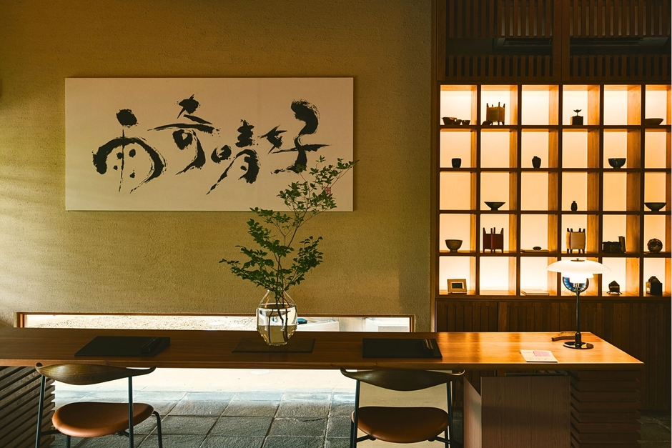 チェックイン・チェックアウトはこちらの「寄付き」にて。お休み前にはナイトキャップもご用意しております