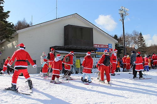 ゲレンデはサンタ・トナカイだらけに!