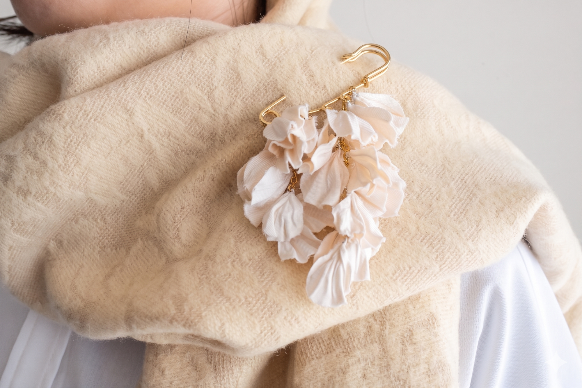 国内シェア90％の布花クロス専用メーカーが「布花」の常識を覆す。インフルエンサーと共同開発した「専門道具不要」の初心者向けキットを発売。