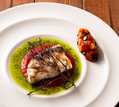 「鰤の香草焼き トマトとバジルの二色ソース」