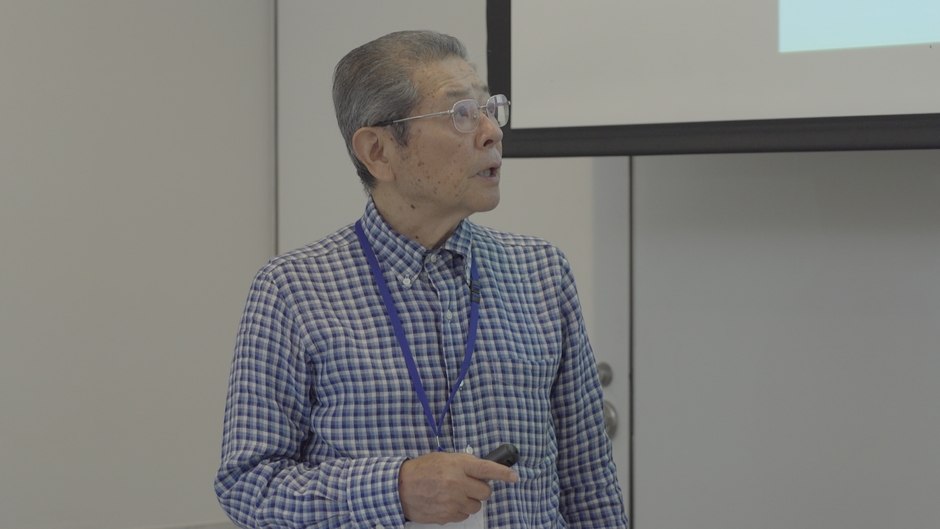 被爆体験を講話する川崎さん