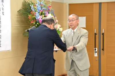 決定通知を受け取る奨学生