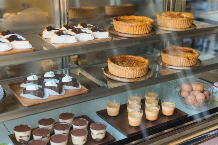ショーケースにはキッシュとスイーツが勢揃い