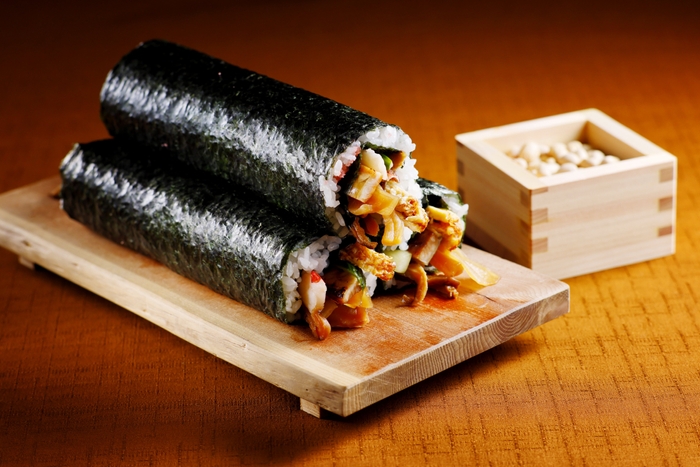 ▲7種類の具材を使用した『青の舎特製 恵方巻』