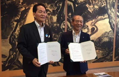香川県知事 浜田恵造(左)と近畿大学学長 塩﨑均(右)