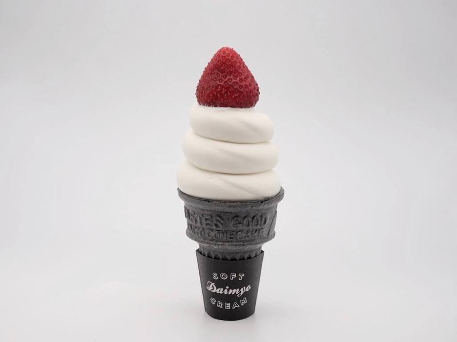 一番人気の「いちごショートソフト」。甘酸っぱいいちごとミルクソフトの王道の組み合わせ。
