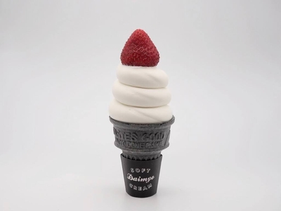 一番人気の「いちごショートソフト」。甘酸っぱいいちごとミルクソフトの王道の組み合わせ。