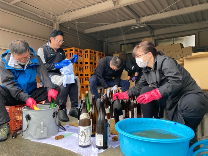 救い出した日本酒をボランティアの方々と洗浄