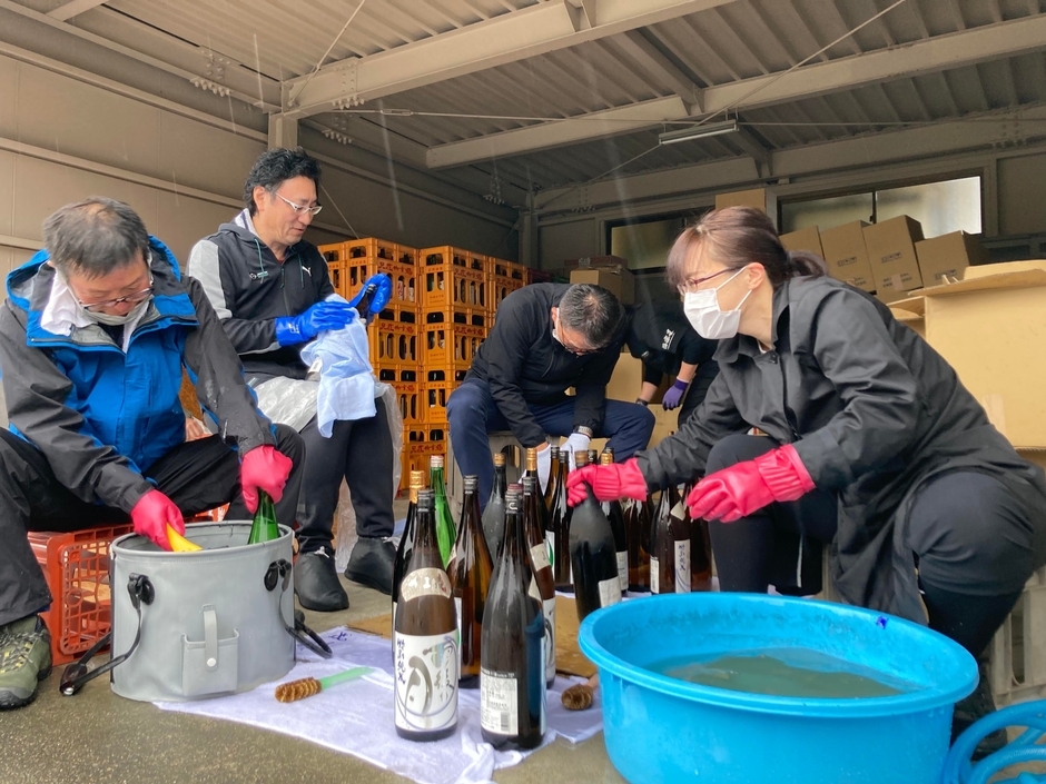 救い出した日本酒をボランティアの方々と洗浄