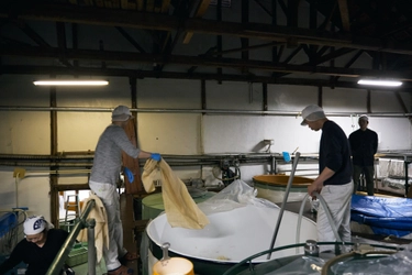 製造量、3年で約4倍。糀のリキュール “Me” 2026年仕込みに、世界大会優勝バーテンダーら23名が参集。