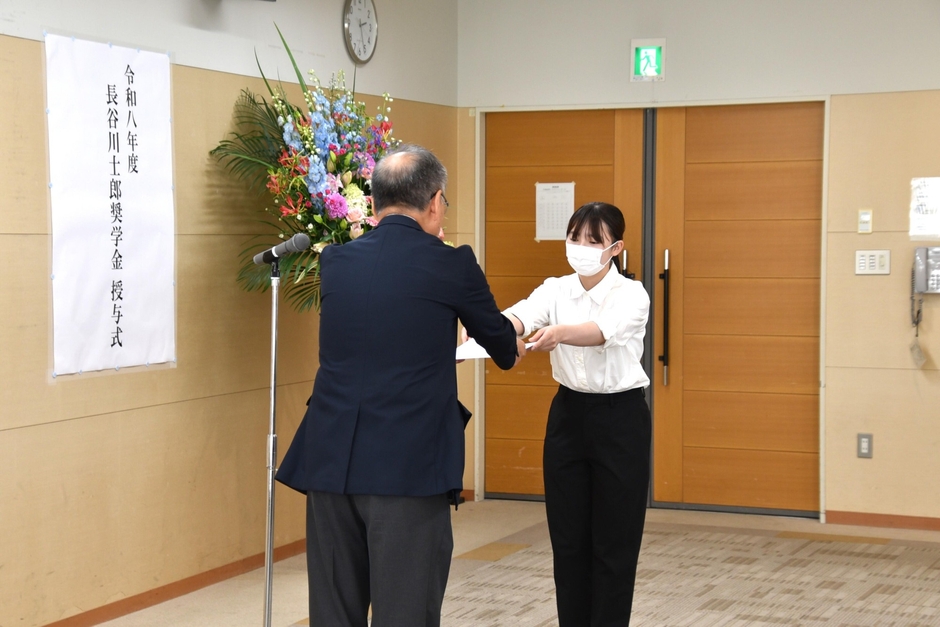 決定通知を受け取る奨学生