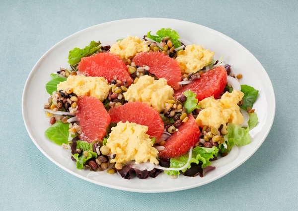 スクランブルエッグとグレープフルーツのパワーサラダ(「10種ミックス 豆と穀物」使用)