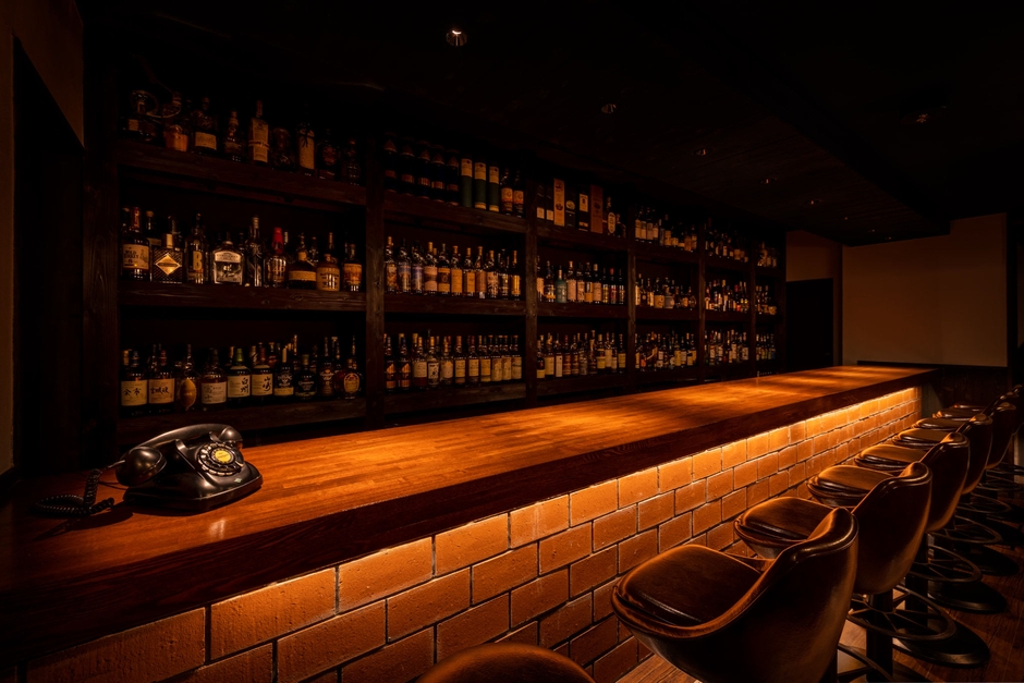懐かしい雰囲気と黒電話がお客様をお出迎え