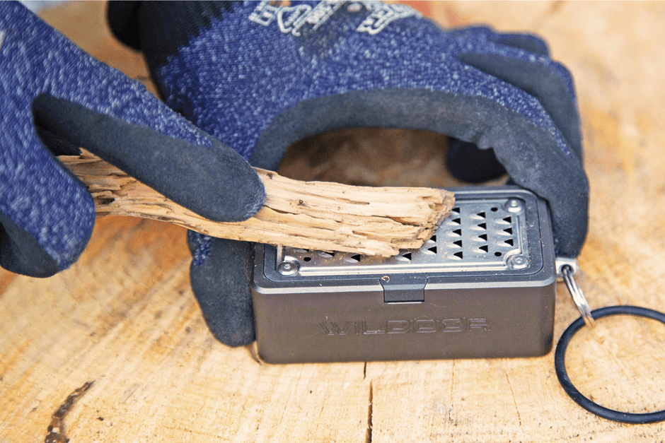 火口を削る様子