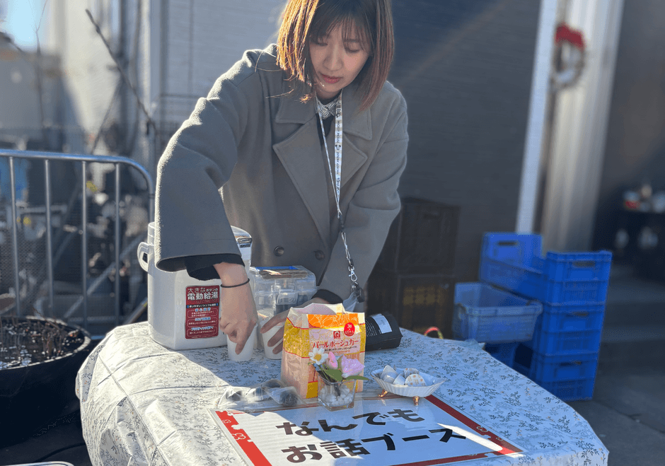 地域の場でお茶を囲み、何気ない会話からつながりをつくるコミナス