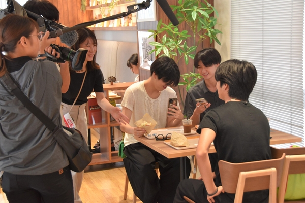 メディアの取材を受ける学生たち