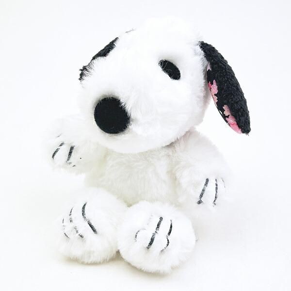 めくるたび、春の予感。耳裏に桜を忍ばせたスヌーピーの『ふわくた』ぬいぐるみが癒やし度満点