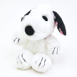 めくるたび、春の予感。耳裏に桜を忍ばせたスヌーピーの『ふわくた』ぬいぐるみが癒やし度満点