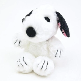 めくるたび、春の予感。耳裏に桜を忍ばせたスヌーピーの『ふわくた』ぬいぐるみが癒やし度満点