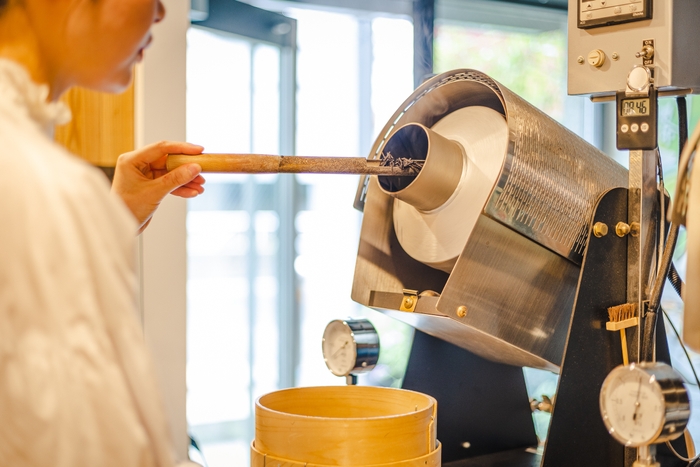 店内でほうじ茶を自家焙煎