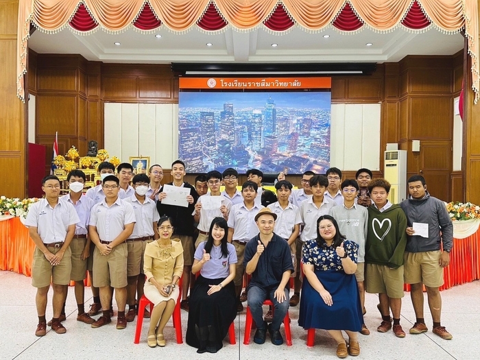 タイの高校で生徒たちと