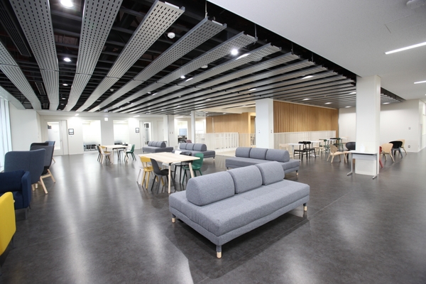 ラーニングコモンズ　©フォトスタジオウスタ